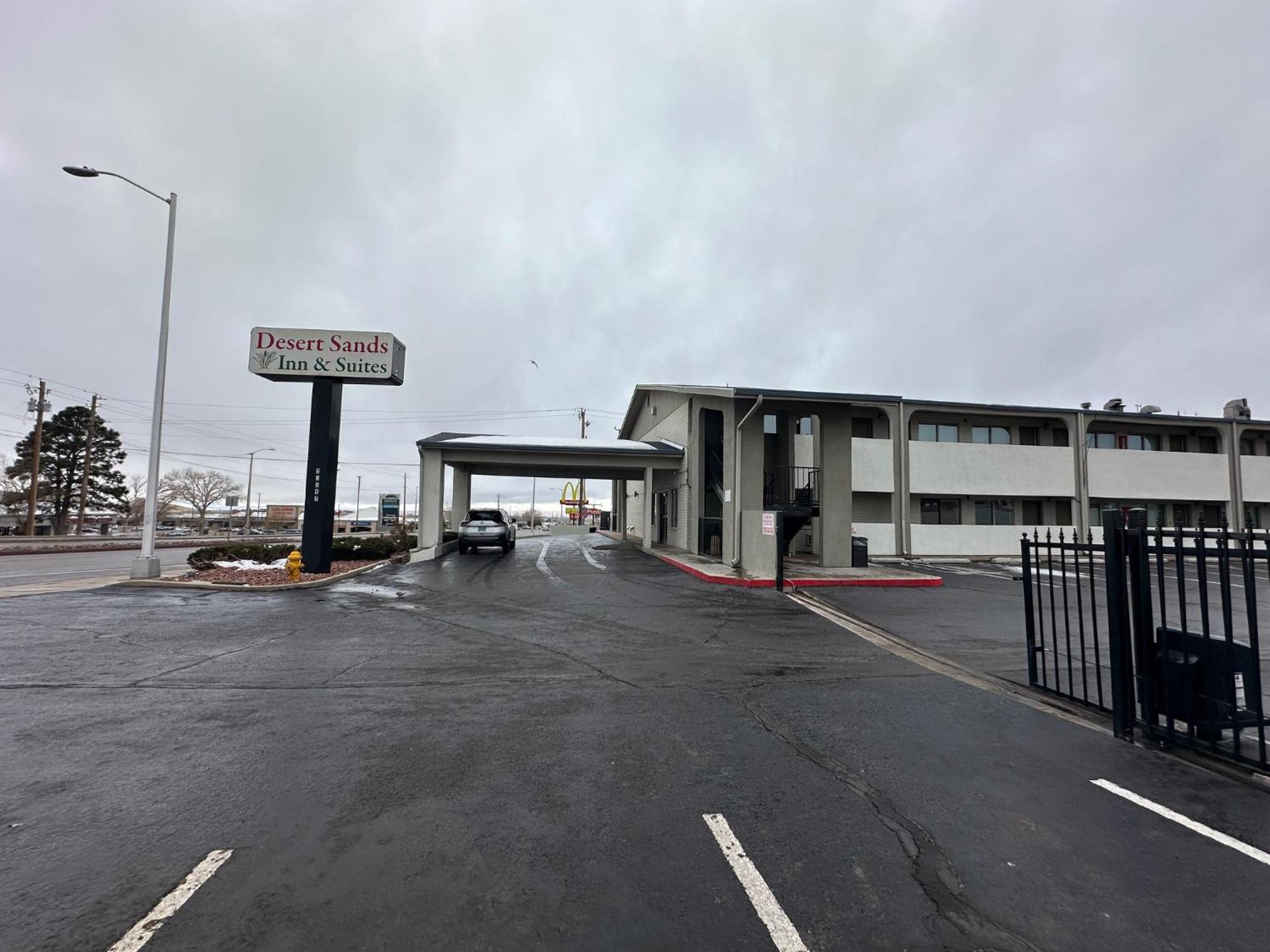 Desert Sands Inn & Suites Albuquerque Bagian luar foto