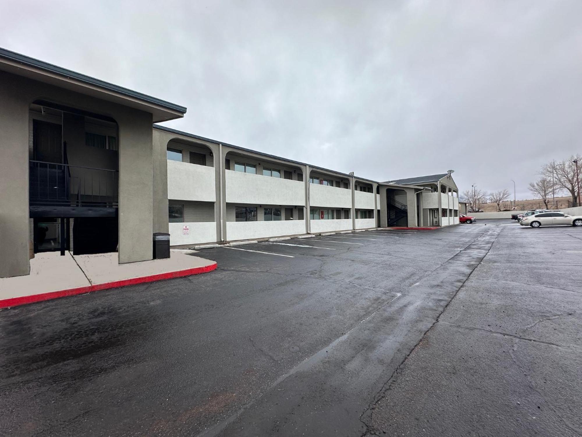 Desert Sands Inn & Suites Albuquerque Bagian luar foto