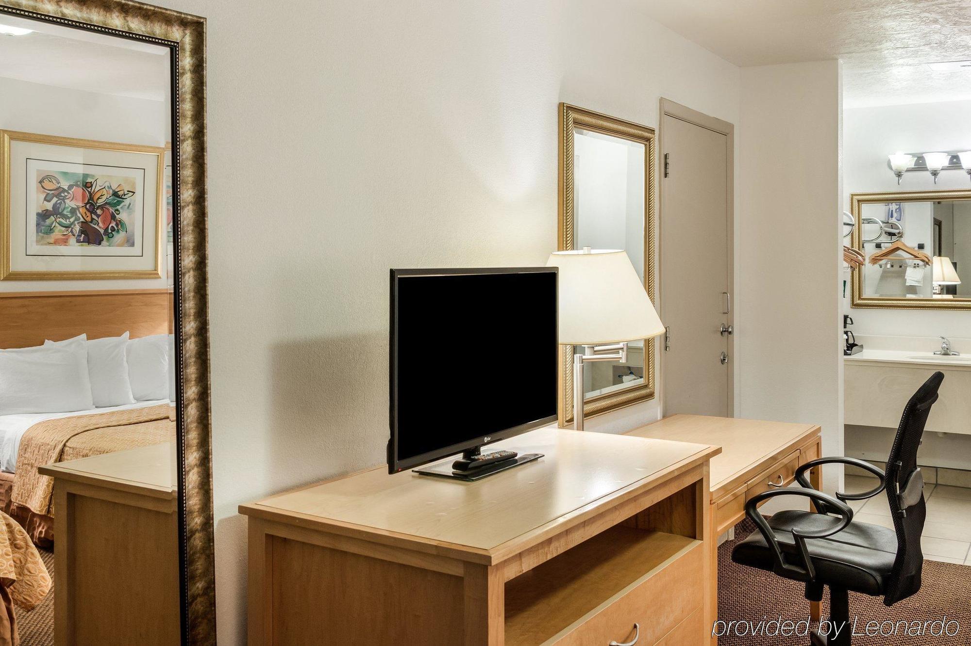 Desert Sands Inn & Suites Albuquerque Bagian luar foto
