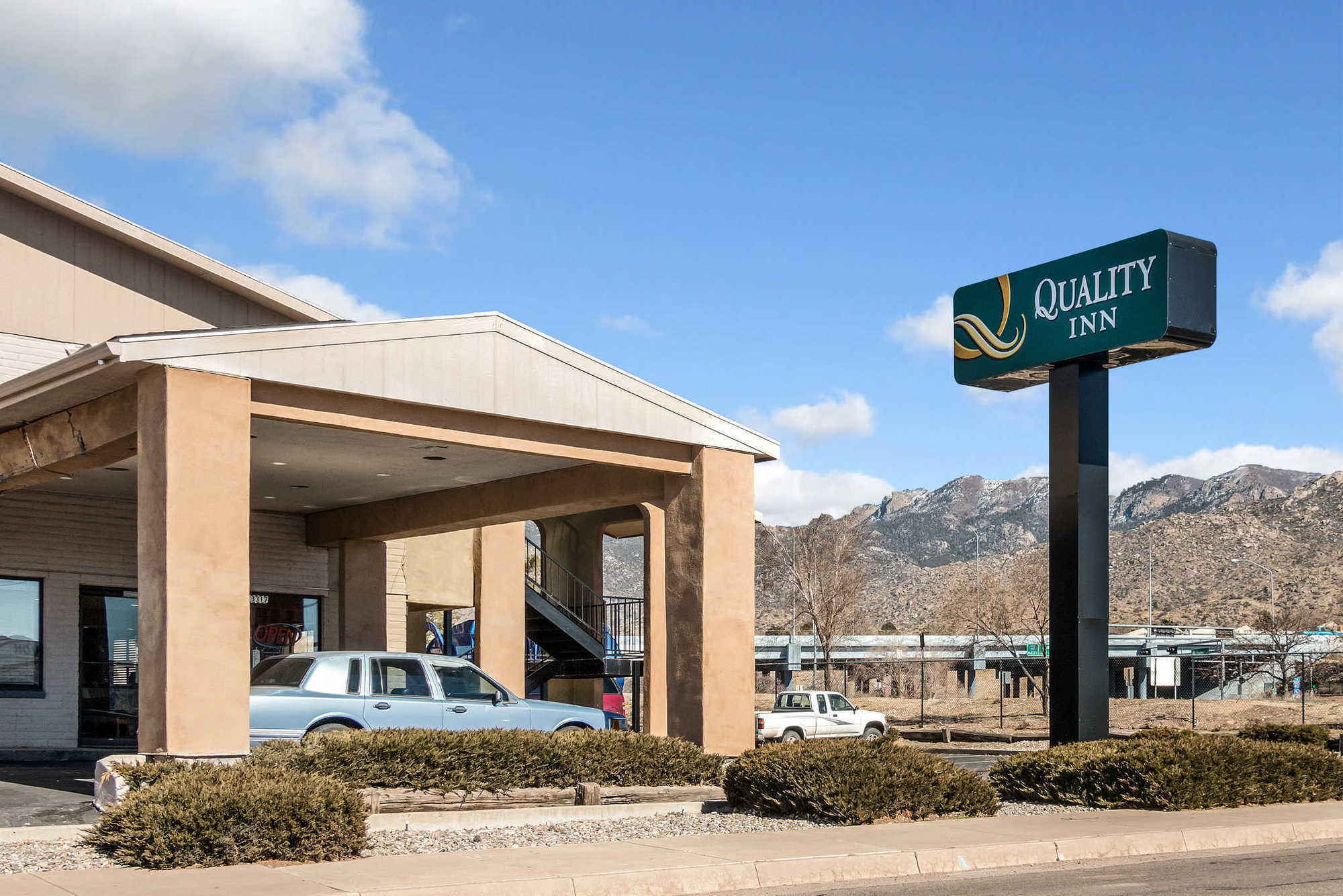 Desert Sands Inn & Suites Albuquerque Bagian luar foto